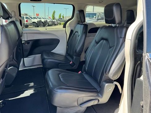 Used 2023 Chrysler Pacifica Touring-L FWD image 19