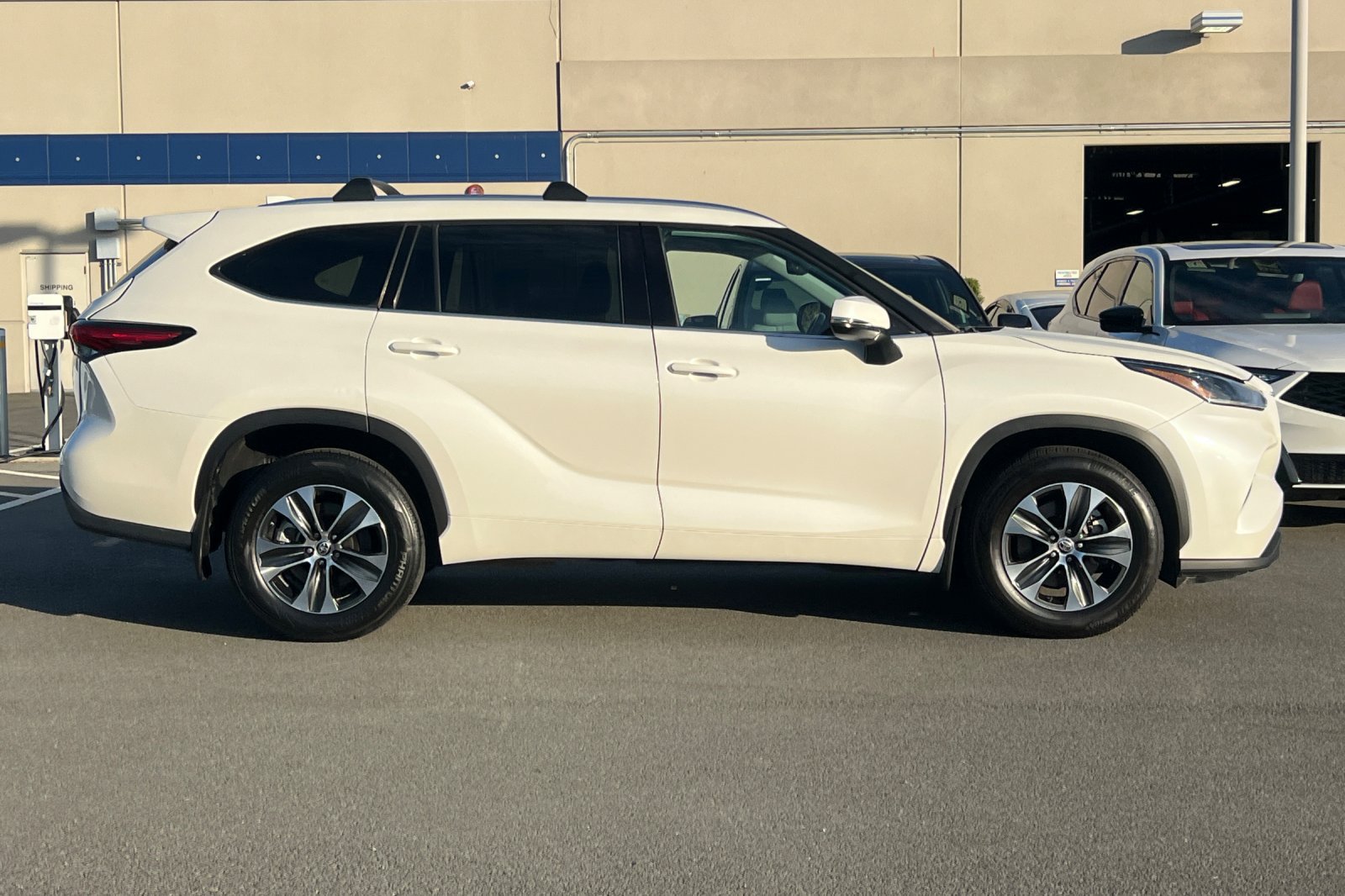 Used 2021 Toyota Highlander XLE FWD image 3