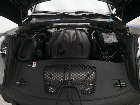 Certified 2026 Porsche Macan image 33