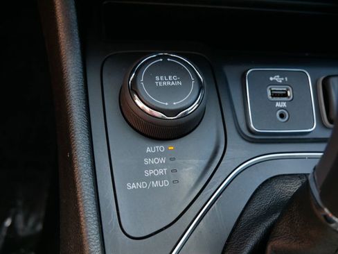 Used 2020 Jeep Cherokee High Altitude AWD/4WD image 23