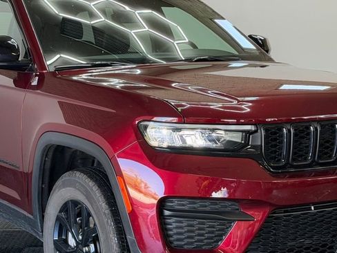 Used 2025 Jeep Grand Cherokee Altitude image 2