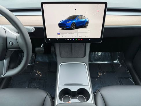 Used 2024 Tesla Model Y Long Range image 11