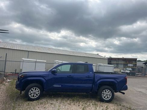 Used 2025 Toyota Tacoma SR5 AWD/4WD image 1