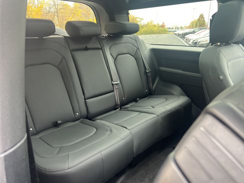 Used 2025 Land Rover Defender 90 X-Dynamic SE image 29