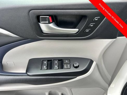 Used 2017 Toyota Highlander Limited AWD/4WD image 5