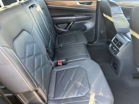 Used 2025 Volkswagen Atlas SE AWD/4WD image 10