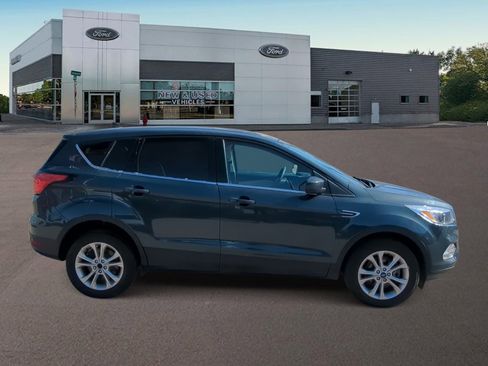 Used 2019 Ford Escape SE image 12