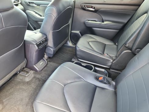 Used 2025 Toyota Highlander XLE AWD/4WD image 14