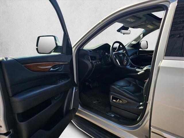 Used 2017 Cadillac Escalade Luxury AWD/4WD image 18