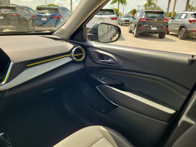 Used 2025 Chevrolet Trax LT FWD image 12