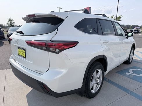 Used 2023 Toyota Highlander LE AWD/4WD image 4