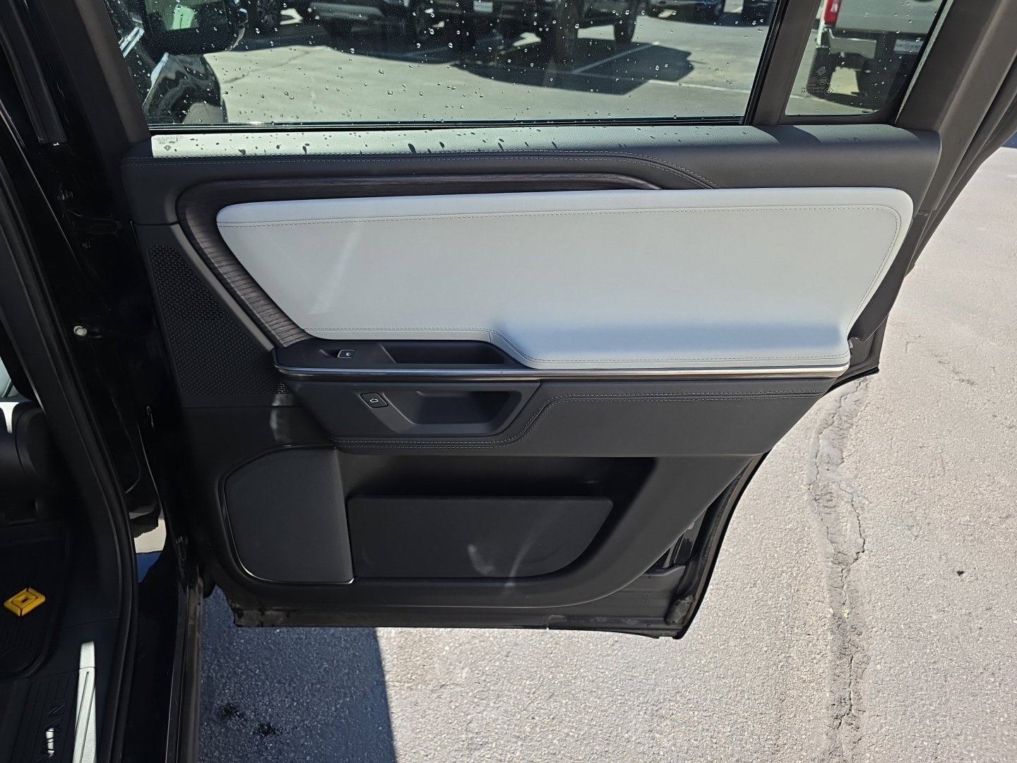 Used 2025 Rivian R1S Adventure Dual AWD/4WD image 33