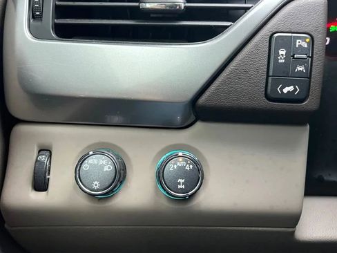 Used 2019 Chevrolet Suburban LT image 45