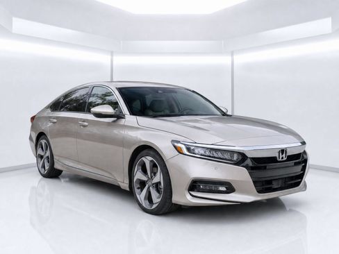 Used 2018 Honda Accord Touring image 2