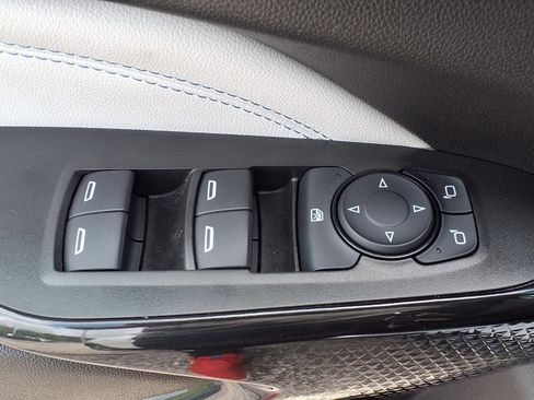 Used 2025 Chevrolet Trax LT w/ LT Convenience Package FWD image 8