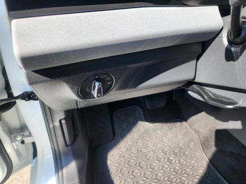 Certified 2025 Volkswagen Jetta SE w/ Sunroof Package image 30