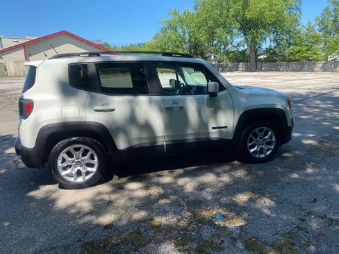 Used 2016 Jeep Renegade Latitude w/ Cold Weather Group FWD image 6