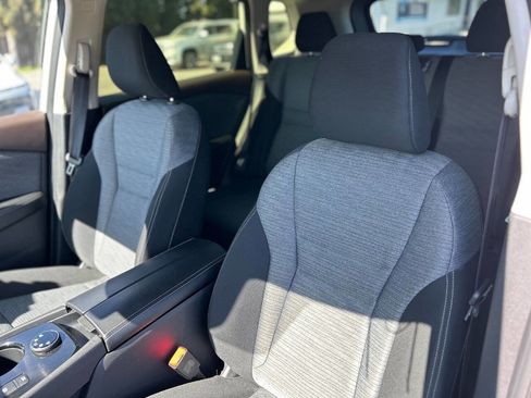 Used 2023 Nissan Rogue SV image 16