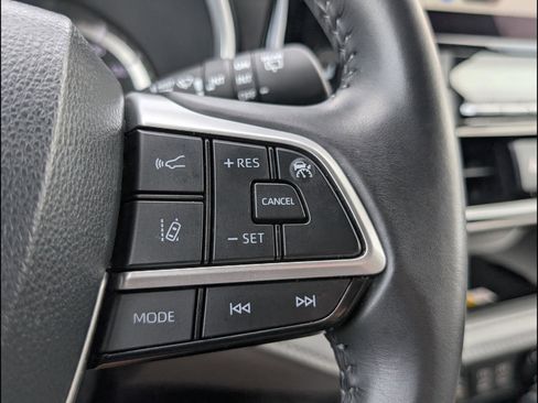 Used 2024 Toyota Highlander XLE AWD/4WD image 23
