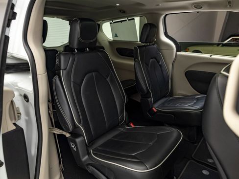 Used 2022 Chrysler Pacifica Limited image 23