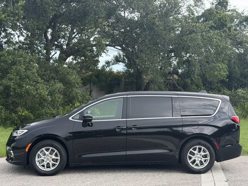 Used 2024 Chrysler Pacifica Touring-L FWD image 2