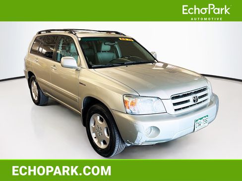 Used 2005 Toyota Highlander 4WD V6 w/ 3rd Row image 1