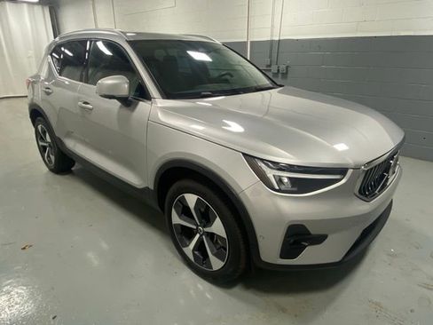 Certified 2025 Volvo XC40 B5 Plus image 4