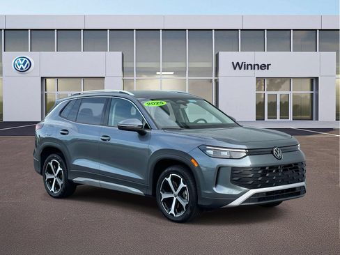 Certified 2025 Volkswagen Tiguan SE AWD/4WD image 8