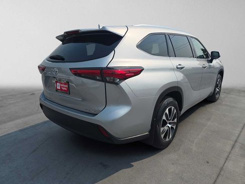 Certified 2020 Toyota Highlander XLE AWD/4WD image 3