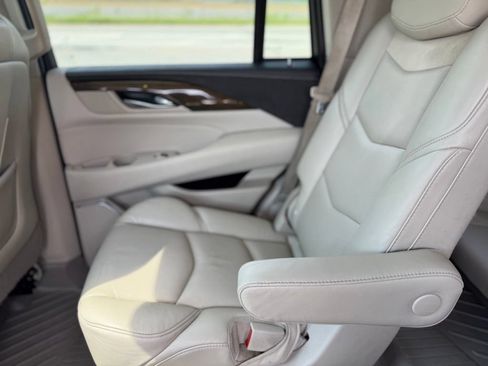Used 2019 Cadillac Escalade Luxury AWD/4WD image 31