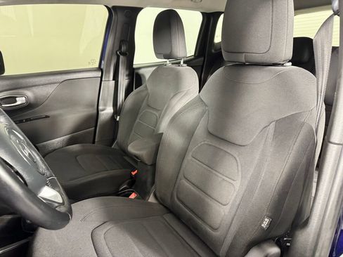 Used 2020 Jeep Renegade Latitude w/ Cold Weather Group AWD/4WD image 18
