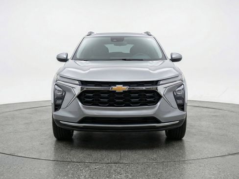 Used 2025 Chevrolet Trax LT w/ LT Convenience Package FWD image 2