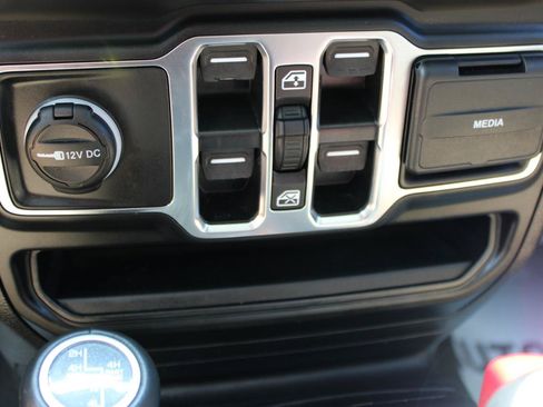 Used 2023 Jeep Wrangler Unlimited Sahara w/ Cold Weather Group AWD/4WD image 29