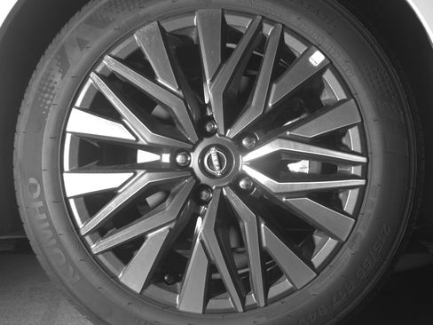 Used 2025 Nissan Altima 2.5 SV FWD image 13