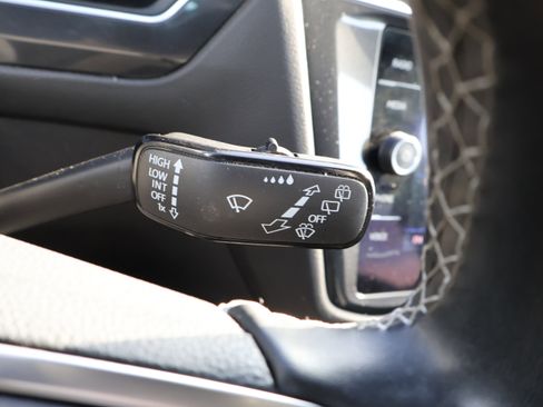 Used 2022 Volkswagen Tiguan SE w/ Panoramic Sunroof Package image 37