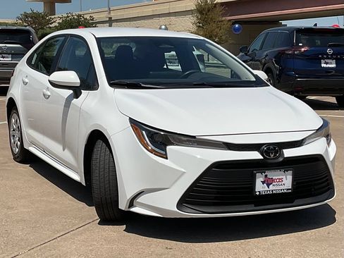 Used 2025 Toyota Corolla LE FWD image 3