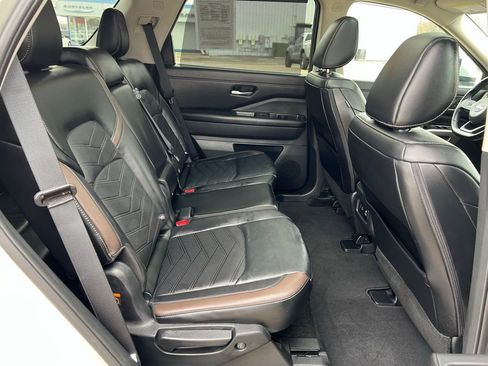 Used 2025 Nissan Pathfinder Platinum w/ Lighting Package (N92) image 15