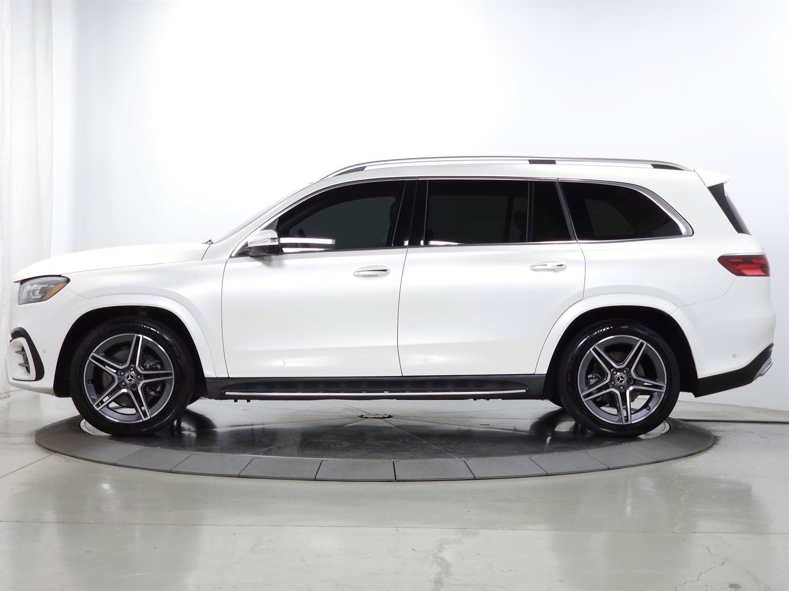 Used 2024 Mercedes-Benz GLS 450 4MATIC image 4