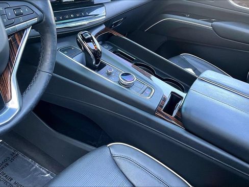 Used 2022 Cadillac Escalade Premium Luxury AWD/4WD image 17
