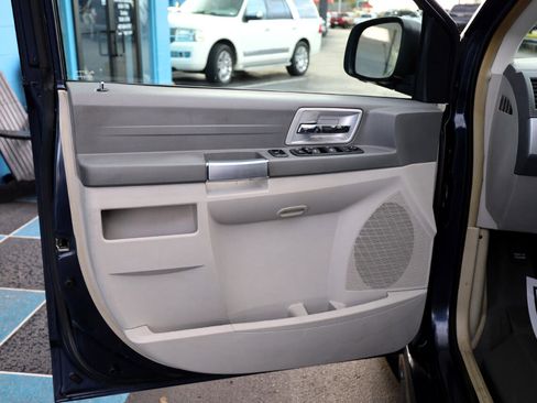 Used 2008 Chrysler Town & Country Touring image 7