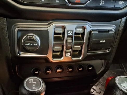 Used 2019 Jeep Wrangler Unlimited Sahara w/ Uconnect 4C Nav & Sound Group AWD/4WD image 23