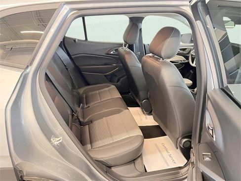 Used 2025 Chevrolet Trax LT w/ LT Convenience Package image 9