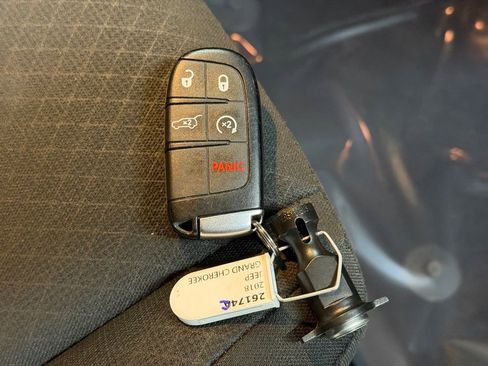 Used 2018 Jeep Grand Cherokee Laredo image 26