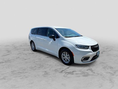 Used 2024 Chrysler Pacifica Touring-L FWD image 2
