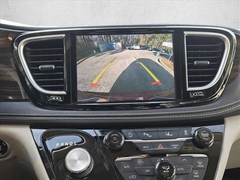 Used 2021 Chrysler Pacifica Limited AWD/4WD image 23