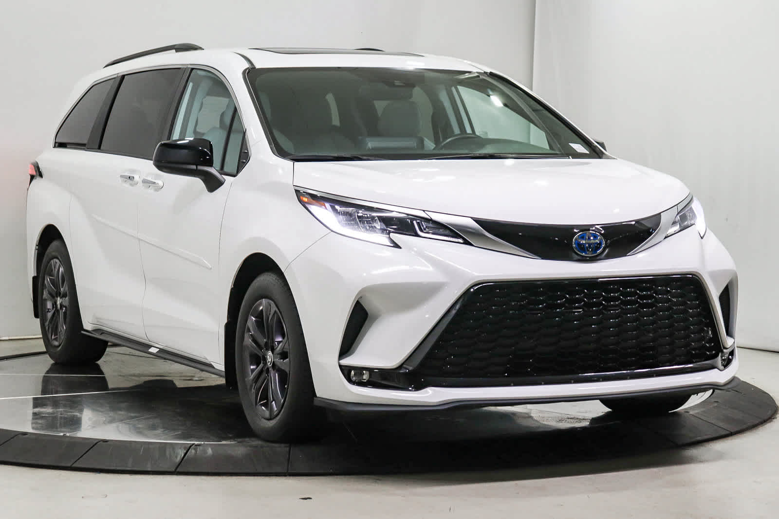 Used 2024 Toyota Sienna XSE w/ XSE Plus Package AWD/4WD image 3