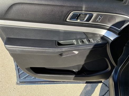 Used 2017 Ford Explorer XLT image 20