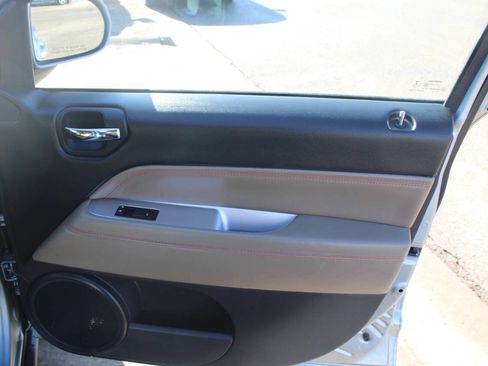 Used 2014 Jeep Compass Latitude image 12