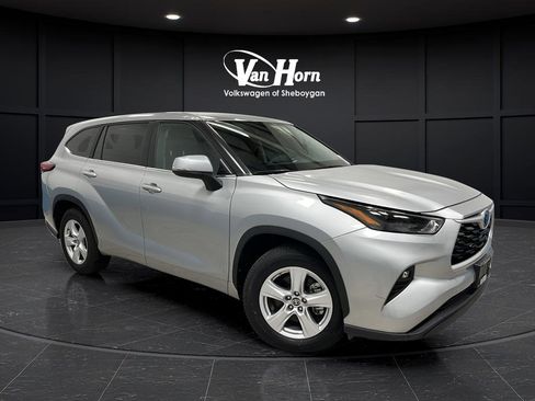Used 2023 Toyota Highlander LE image 1