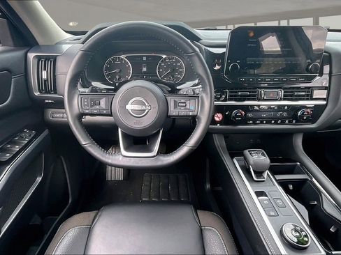 Used 2025 Nissan Pathfinder SL image 8